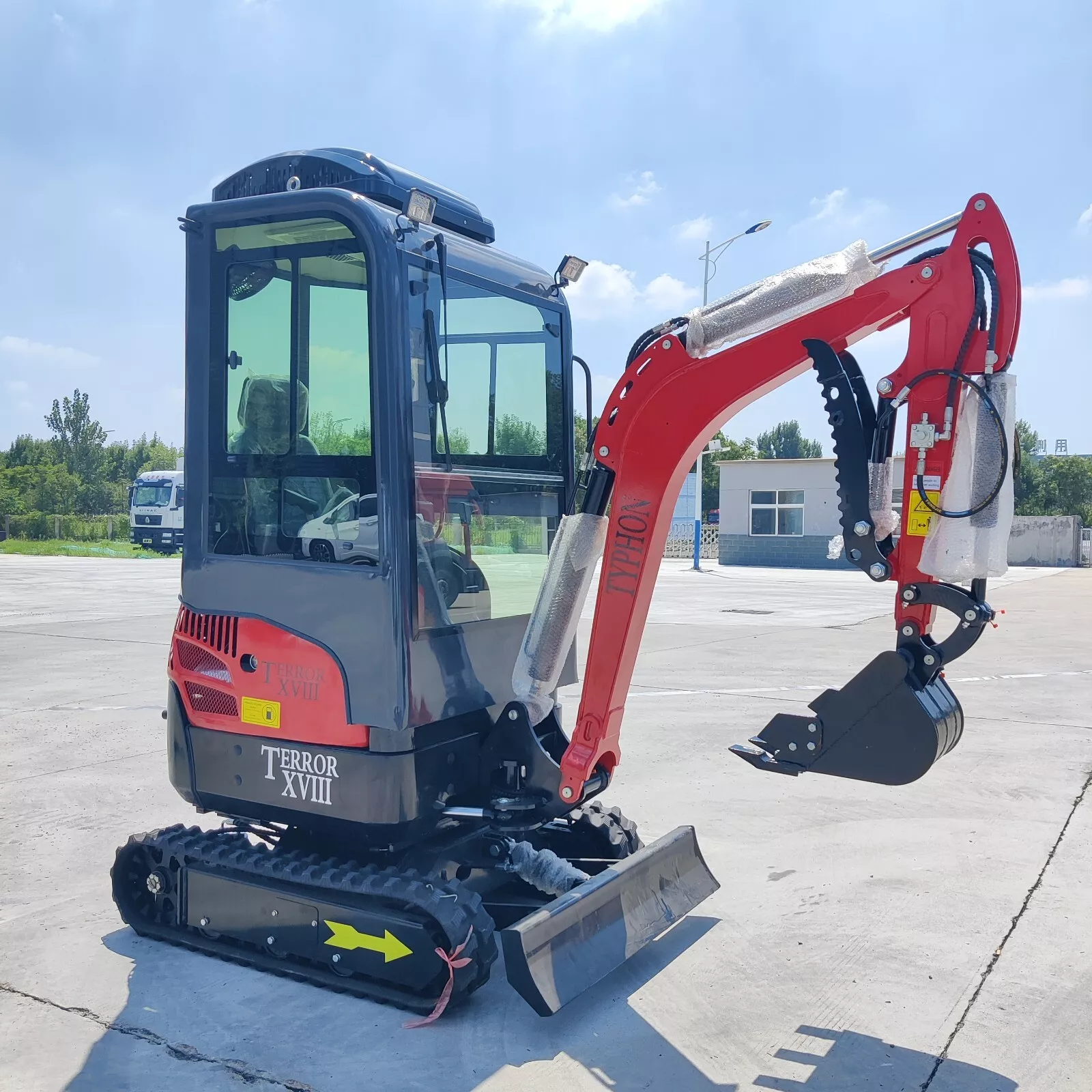 563f07_a31c4a699664495aaa786c5938f11dbbmv2.webp 2-Ton Mini Excavator Digger Tractor – EPA-Certified Kubota D902 Diesel Engine - Image 1